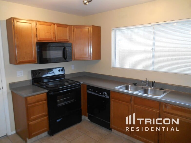 Building Photo - 4772 W Tonto Dr