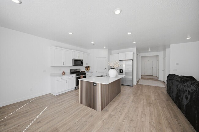 Building Photo - Extra Space, Extra Comfort! 5 Bedroom Home With Bonus Den in Long Valley!