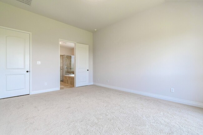 Building Photo - 3410 Willow Cres Ct