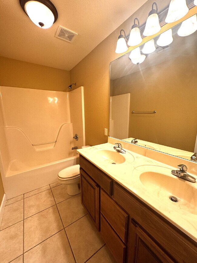 Building Photo - 15 Bluestem Ln