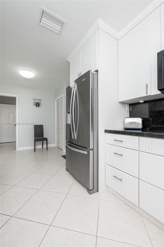 Building Photo - 810 S Rainbow Dr