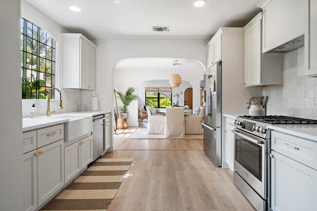 Building Photo - 520 W 28th St