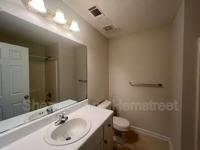 Building Photo - 3404 Thames Pl