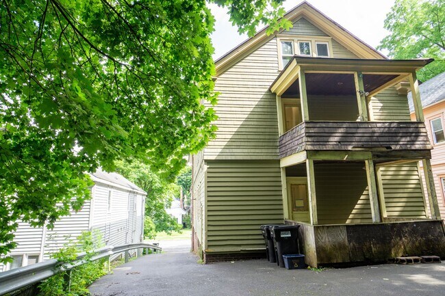 Building Photo - 7/1/26 Bright and Spacious Apartment Close...