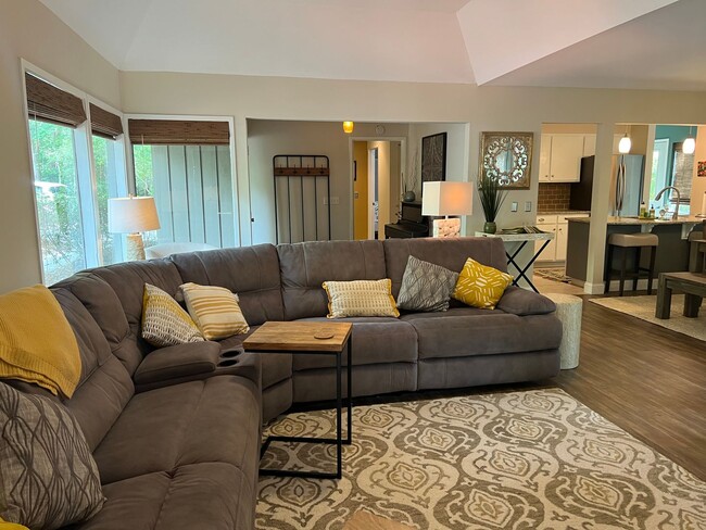 Building Photo - Walk to the beach from this 2BR FURNISHED ...