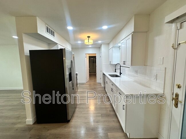 Building Photo - 10806 W Camelot Cir