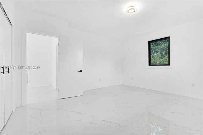 Building Photo - 972 SW 44th Ave