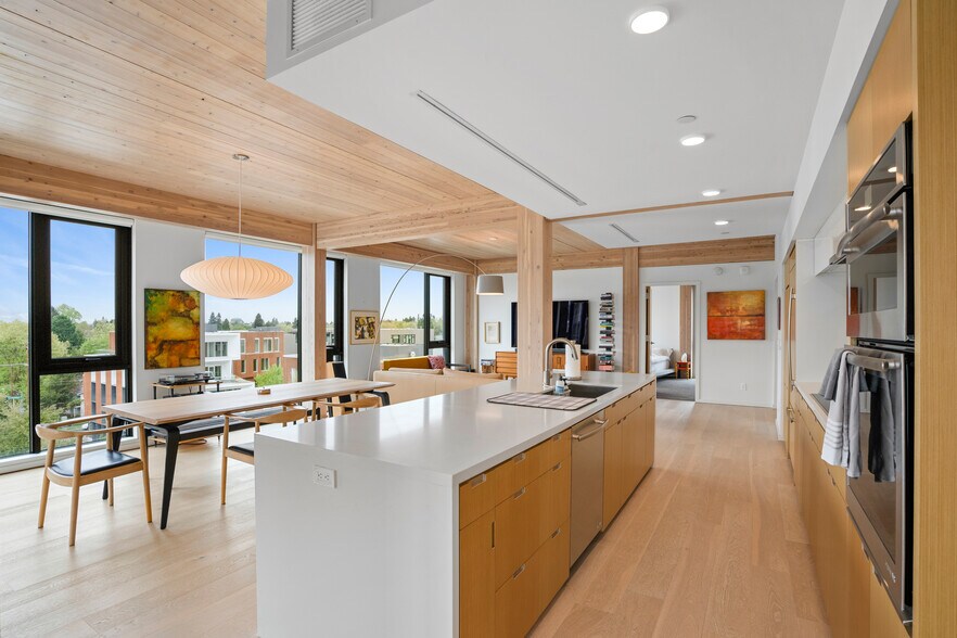 Building Photo - 12 NE Fremont St