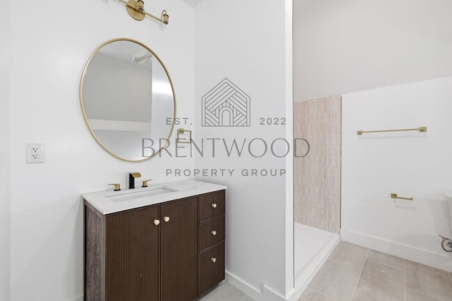 Building Photo - Contemporary 4bed/3bath with Private Yard