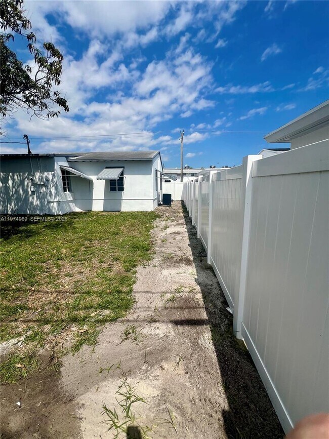 Building Photo - 1710 Arthur St