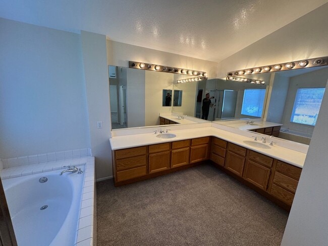 Building Photo - 4 bed 3 full bath house with 3 car garage in Corona for lease