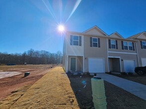 Building Photo - Like New Townhome in the heart of Newton
