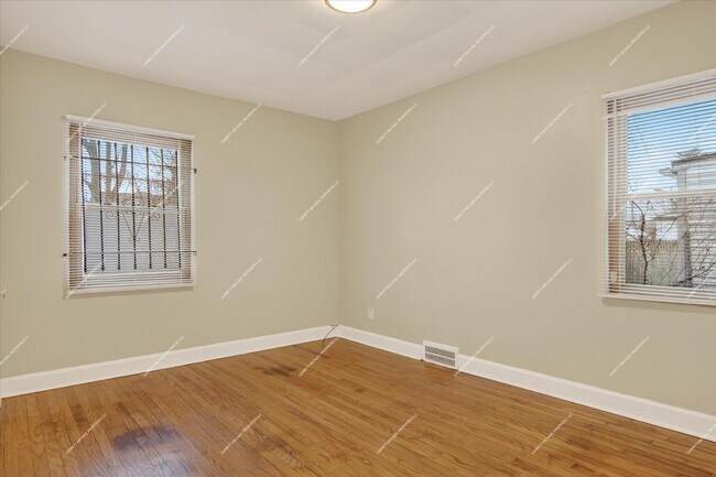 Building Photo - Charming 3-Bedroom Brick Bungalow for Rent in Detroit!