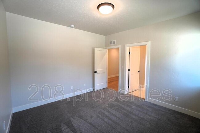 Building Photo - 3045 S Honeycomb Way