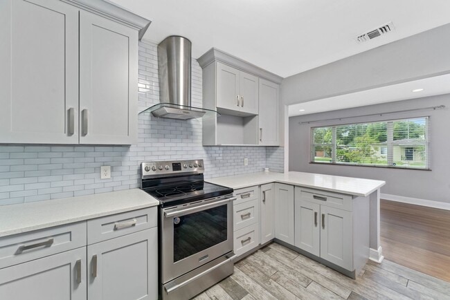 Building Photo - Charming and Updated 2/2 Home in Colonial ...
