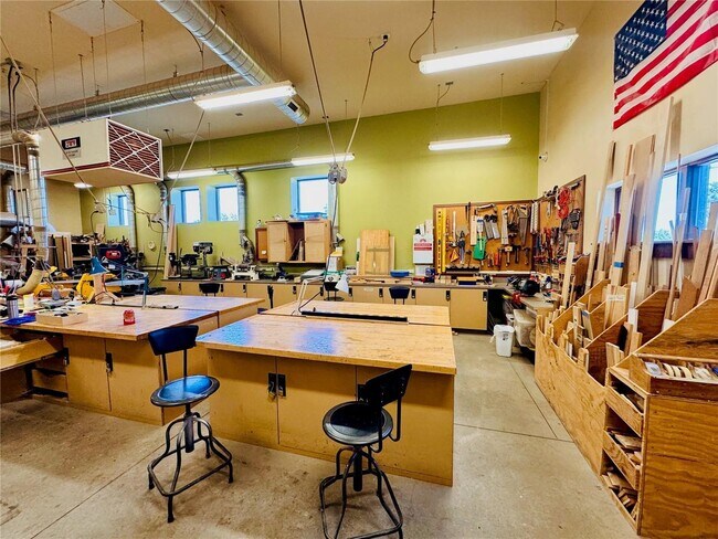 Building Photo - (55+) Newly Renovated 2br Condo in the Hea...