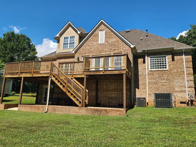 Building Photo - Lakeview Home!