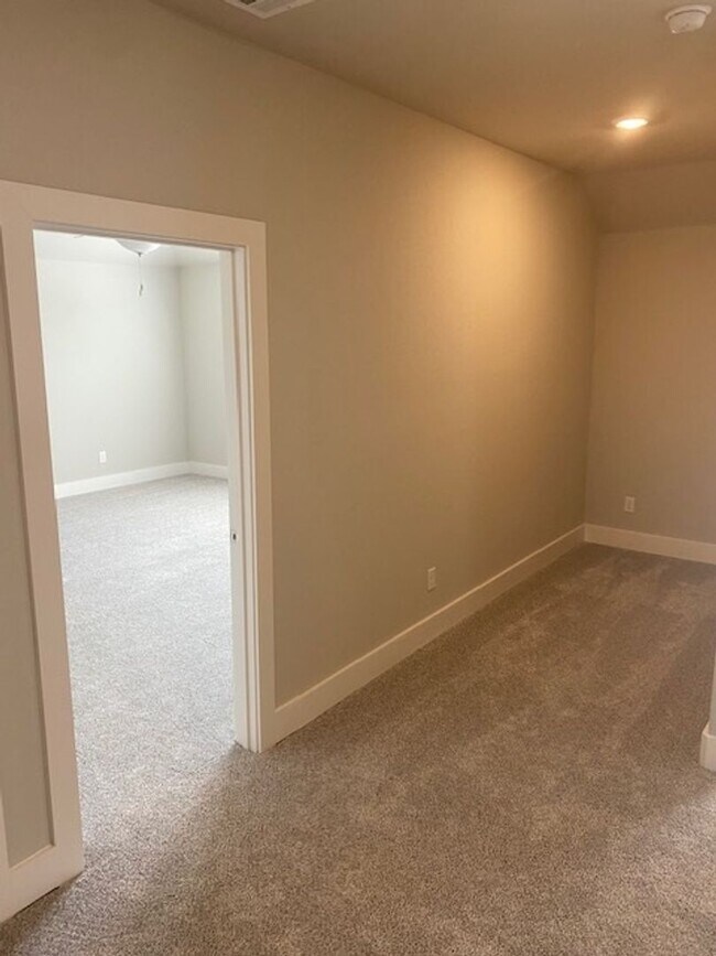 Building Photo - 4/2.5/2 - GREAT LOCATION near downtown and...