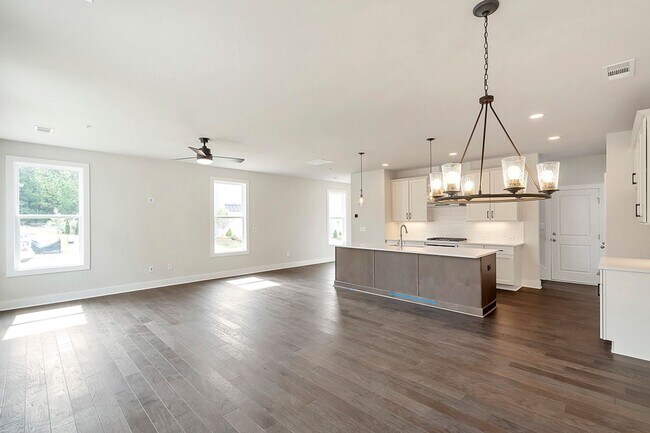 Building Photo - Luxury Westshore Townhome