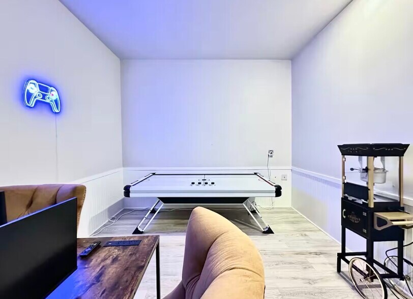 Building Photo - 16496 Pine Creek Dr