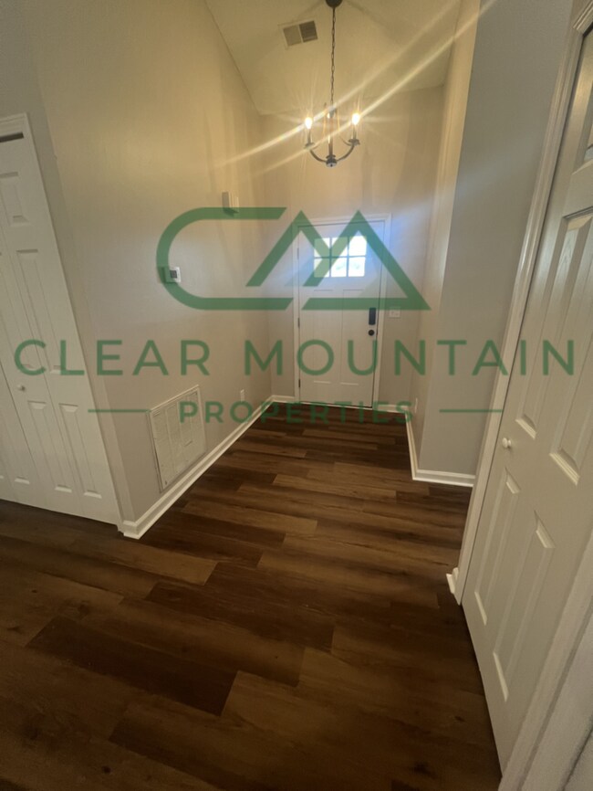 Building Photo - MOVE-IN SPECIAL! 1 MONTH FREE - Modern Upd...