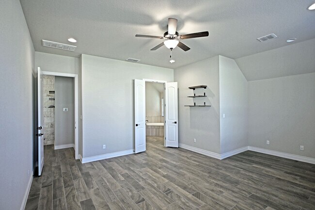 Building Photo - 588 Vale Ct