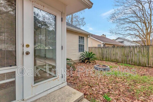 Building Photo - 8565 Brookforest Dr