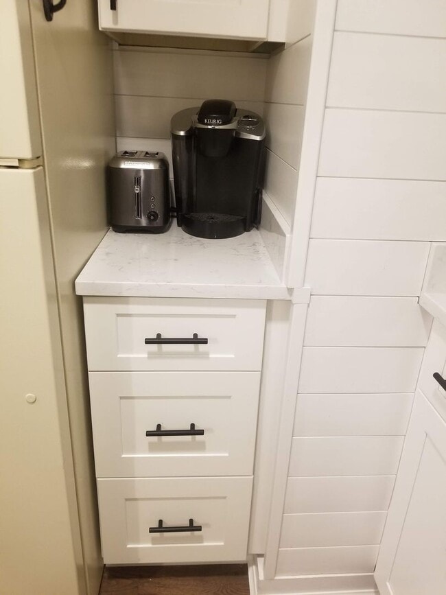 Building Photo - $1,800 - 2 Bed, 2 Bath Furnished SUMMER 6 month seasonal available 4/15