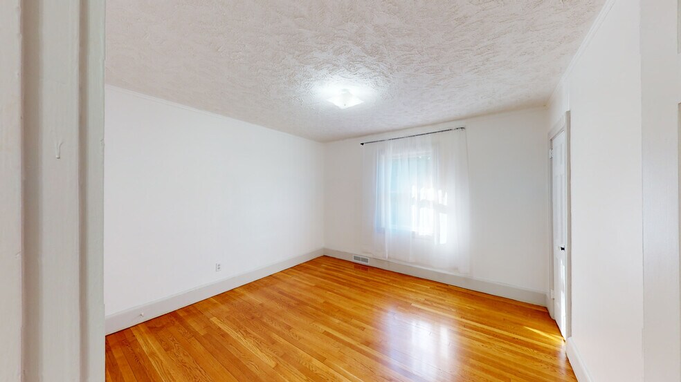 Bedroom - 1004 Belmont Ave