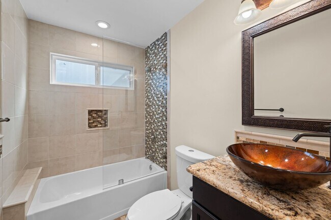 Building Photo - 5 Bedroom 5.5 Bathroom Pool Home in Encino