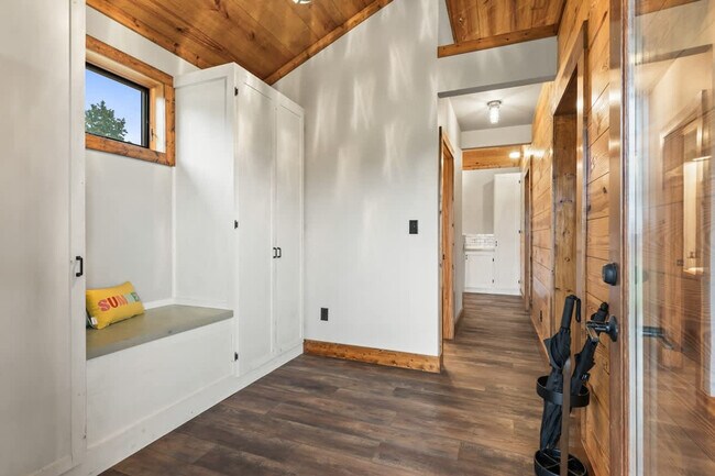 Building Photo - 299 Westview Dr