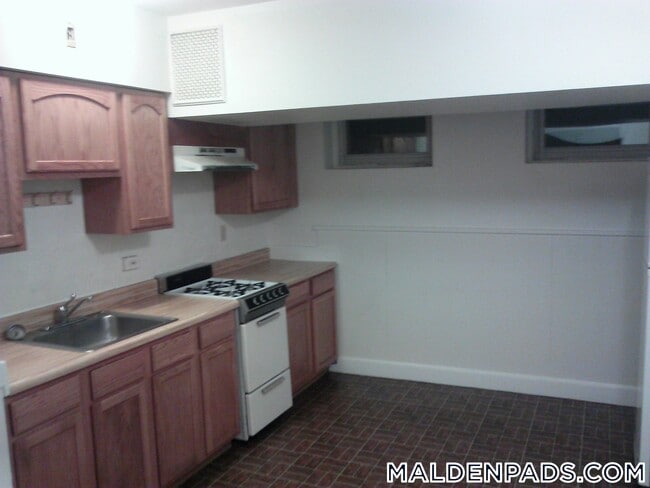 Building Photo - 86 Maple St