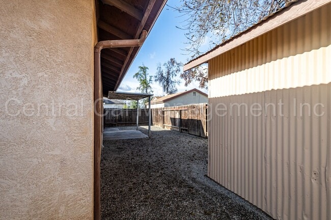 Building Photo - 2 Bedroom/1 Bath Home - $1450 Per Month