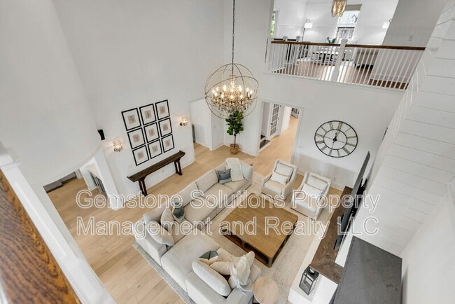 Building Photo - 1806 Burland Cres