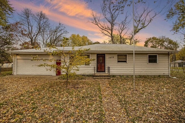 Building Photo - Beautiful Remodeled 3/1 home with large yard! - Ask about our Deposit Free Leasing opportunity!