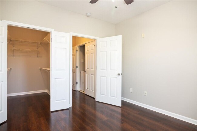 Building Photo - 2bd/2Ba Midtown Condo Perfect for Roommates w/ Pool and Gym!