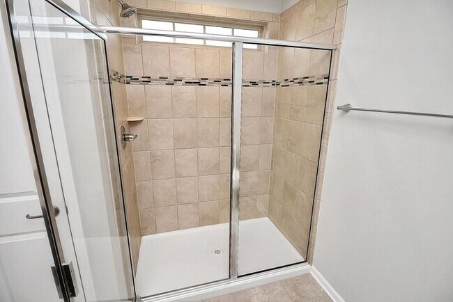 Building Photo - Stunning 3 Story 3BD/2+2HalfBA Townhome in...