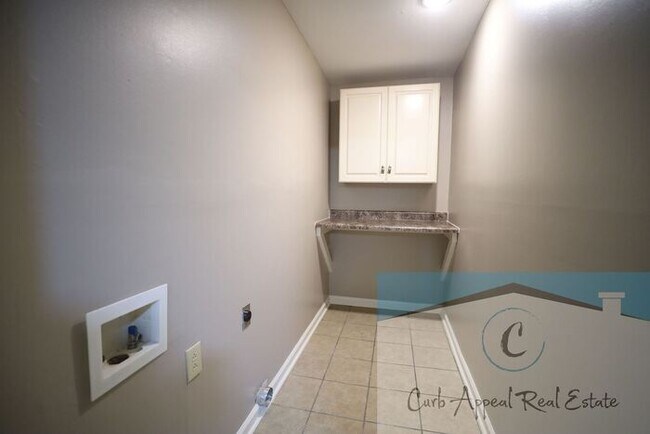 Building Photo - Recently renovated 3 bed 1 bath home with fenced yard!!