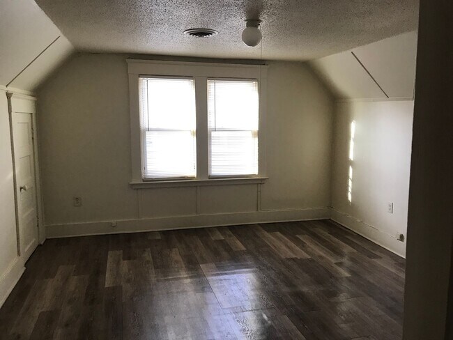 Building Photo - ELM 869-871