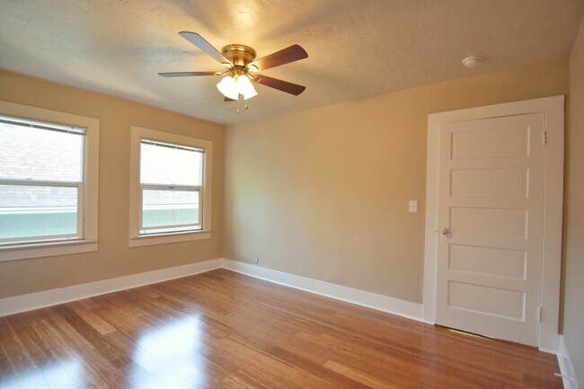 Building Photo - John's Landing 2nd Floor 1Bdr w/Hardwoods,...