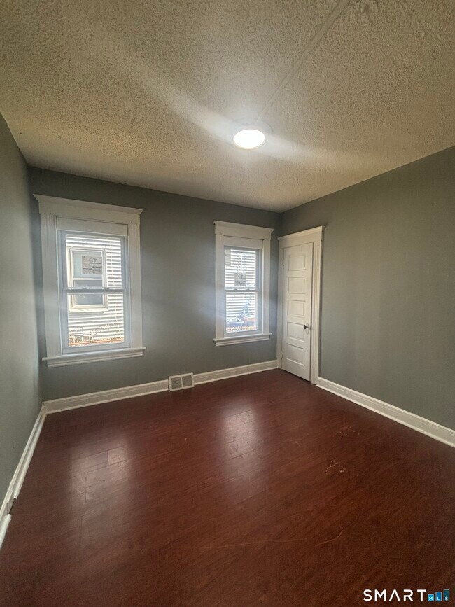 Building Photo - 473 Putnam St