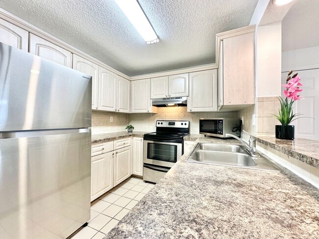 Building Photo - 351 Palm Way