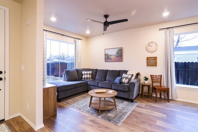 Building Photo - 717 E Elgin St