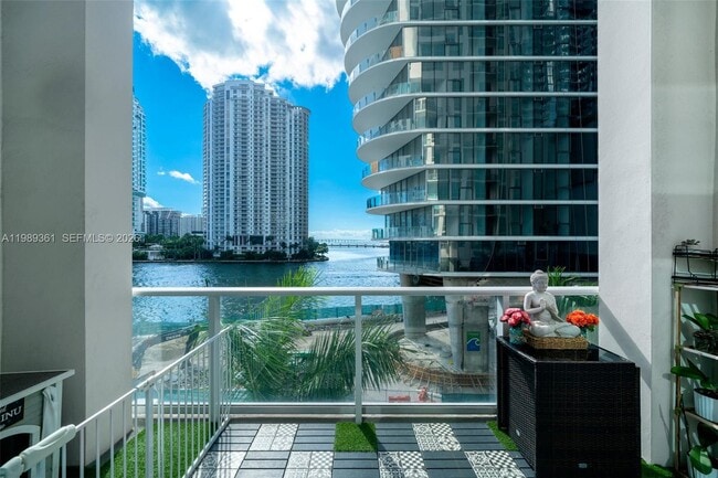 Building Photo - 300 S Biscayne Blvd