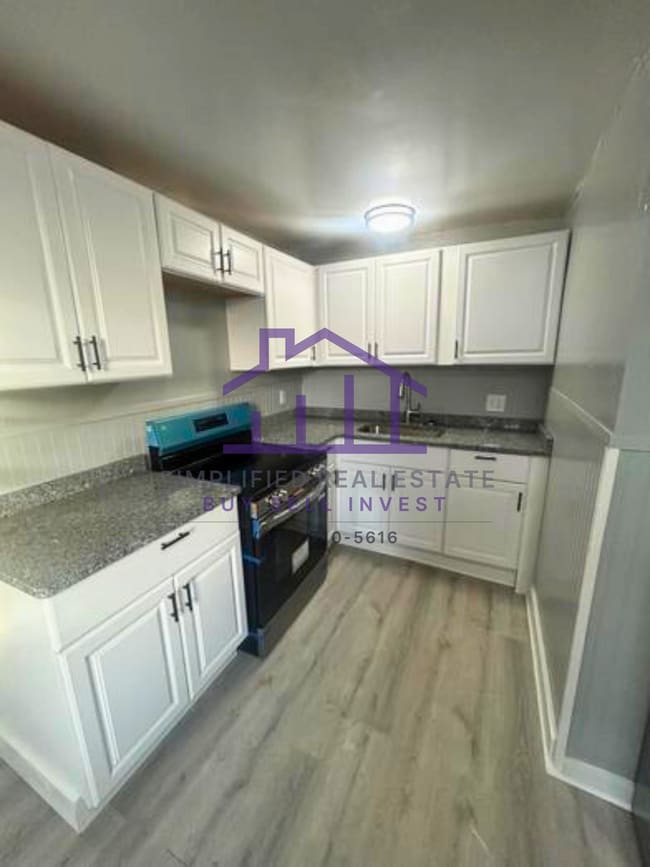 Building Photo - 418 River St