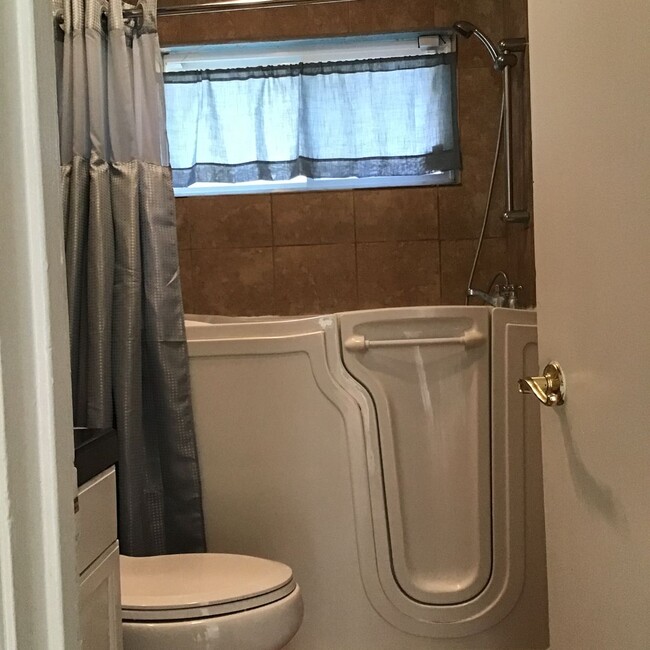 Building Photo - 3 Bedroom Home - Move in Special $200.00 o...