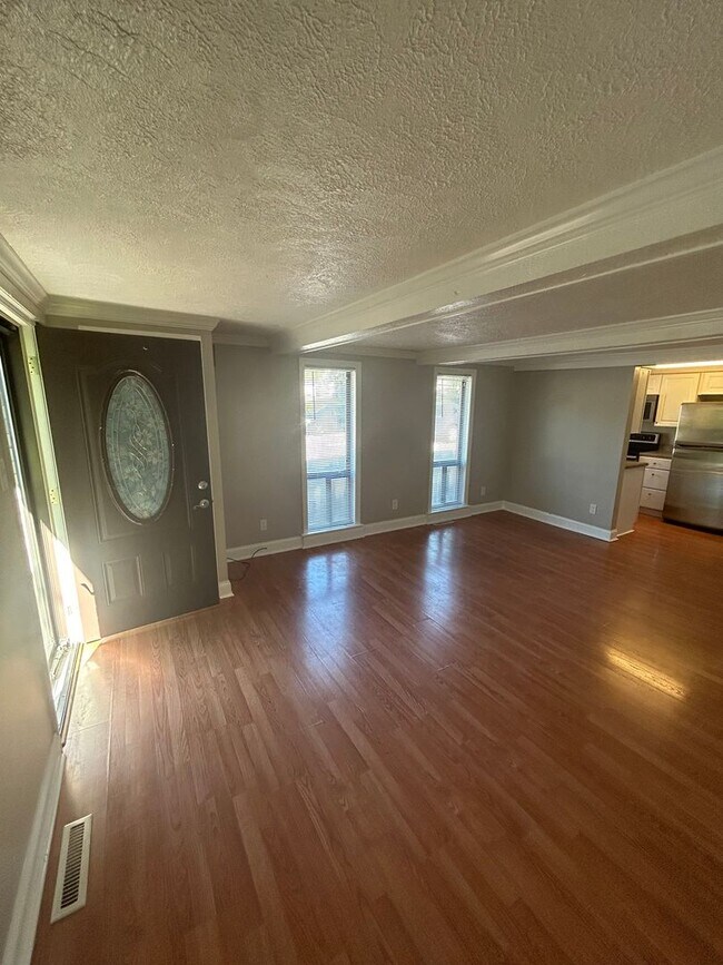 Building Photo - Modern 1 Bedroom Townhome in Prime Moon Township Location!