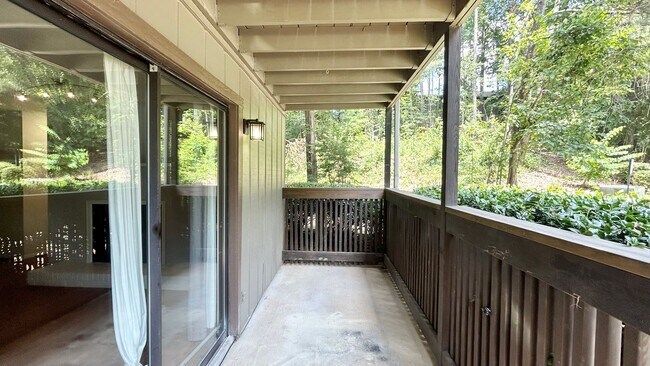 Building Photo - Vinings Run 1 Bedroom Condo, Minutes from ...