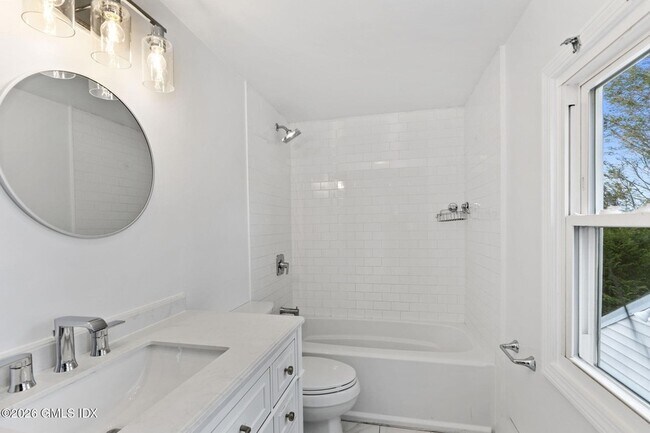 Building Photo - 10 Artic St