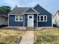 Building Photo - One block from USF! Huge home with 4 bedrooms! Fenced in yard